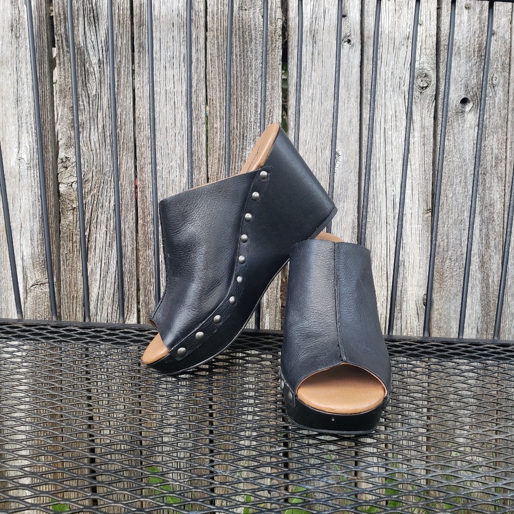 Womens Lucky 8.5 wedge sandals